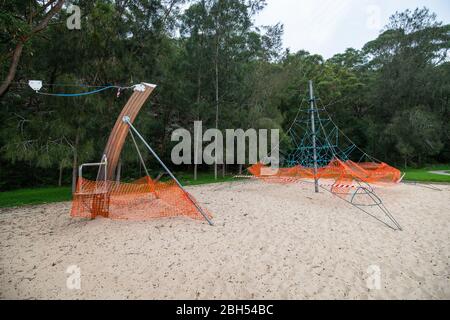 A causa della pandemia COVID-19, un parco giochi pubblico per bambini è chiuso e recintato al pubblico. Foto Stock