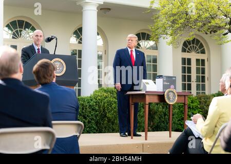 Il presidente Trump rilascia osservazioni durante un briefing di aggiornamento di Coronavirus Donald J. Trump ascolta il Dr. Stephen Hahn, Commissario della Food and Drug Administration, esprime osservazioni durante un briefing di aggiornamento di Coronavirus (COVID-19) Lunedi, 30 marzo 2020, nel Giardino delle Rose alla Casa Bianca. Foto Stock