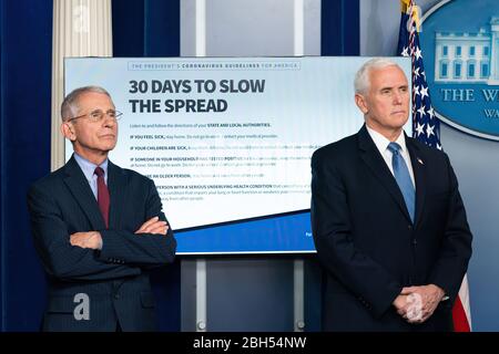 White House Coronavirus Update Briefing Vice Presidente Mike Pence, a cui ha aderito il Direttore del National Institute of Allergy and Infectious Diseases Dr. Anthony S. Fauci, ascolta il Presidente Donald J. Trump che prende domande dalla stampa durante un briefing sull'aggiornamento del coronavirus Martedì, 31 marzo 2020, Nella Sala Stampa di James S. Brady della Casa Bianca. Foto Stock