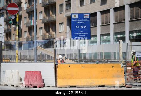 (200423) -- MILANO (ITALIA), 23 aprile 2020 (Xinhua) -- i lavoratori che indossano maschere facciali lavorano nel cantiere di una nuova linea metropolitana di Milano, Italia, il 23 aprile 2020. Il numero giornaliero di pazienti che si sono ripresi dal COVID-19 giovedì ha superato per la prima volta in Italia da quando la pandemia è iniziata nella regione settentrionale del paese a fine febbraio, secondo gli ultimi numeri rilasciati dal Dipartimento di protezione civile del Paese. Ci sono state 2,646 nuove infezioni da COVID-19 e 3,033 recuperi supplementari rispetto a mercoledì, portando i totali a livello nazionale a 106,848 e 57, 5 Foto Stock