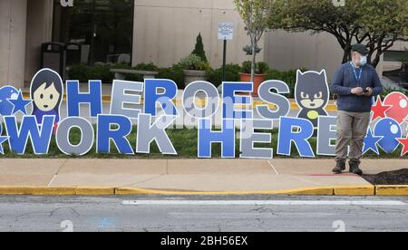 St. Louis, Stati Uniti. 23 aprile 2020. Un operatore sanitario attende di attraversare la strada al Saint Louis University Hospital di St. Louis il giovedì 23 aprile 2020. Foto di Bill Greenblatt/UPI Credit: UPI/Alamy Live News Foto Stock