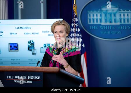 White House Coronavirus Update Briefing White House Coronavirus Task Force Response Coordinator Deborah Birx fornisce osservazioni durante un briefing di aggiornamento del coronavirus Foto Stock