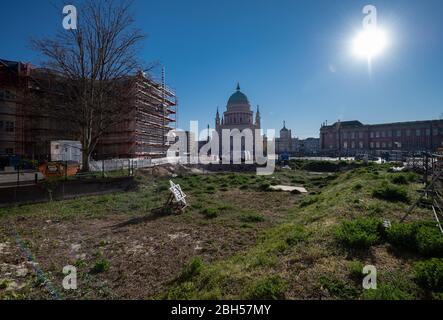 Potsdam, Germania. 22 aprile 2020. Una Stella di David si trova sulla piazza all'angolo di Schloßstraße/Friedrich-Ebert-Straße, che è recintata da un recinto sito. La terra di fronte al Museo del Cinema fu messa a disposizione dallo Stato di Brandeburgo per la costruzione della Nuova Sinagoga. Credit: Soeren Stache/dpa-Zentralbild/ZB/dpa/Alamy Live News Foto Stock