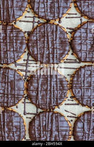 Biscotti fatti in casa con cioccolato fondente e hobbo su una rastrelliera metallica Foto Stock