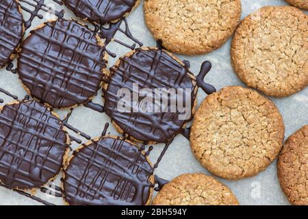 Biscotti fatti in casa con cioccolato fondente e hobbo su una rastrelliera metallica Foto Stock