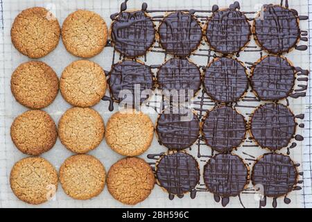 Biscotti fatti in casa con cioccolato fondente e hobbo su una rastrelliera metallica Foto Stock