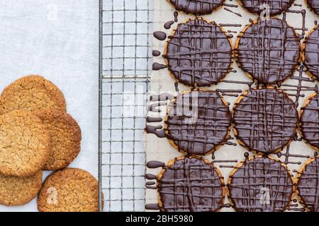 Biscotti fatti in casa con cioccolato fondente e hobbo su una rastrelliera metallica Foto Stock