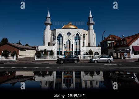 23 aprile 2020, bassa Sassonia, Göttingen: Vista esterna della moschea turca della ditib islamica. Il mese musulmano del digiuno Ramadan inizia il 24 aprile e termina un mese dopo. I fedeli musulmani si astengono quindi dal cibo e dalle bevande dall'alba al tramonto. Foto: Swen Pförtner/dpa Foto Stock