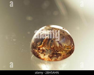Gemstone lodolite a cupola rotonda con inclusioni arancioni Foto Stock