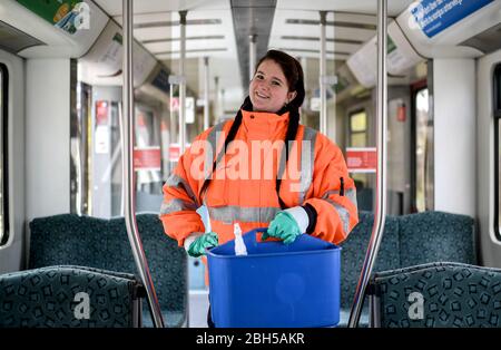 Berlino, Germania. 15 aprile 2020. Bianka Remter, pulitore di automobile sta levandosi in piedi in un treno suburbano. Il 28 anni pulisce i treni nelle sale della fabbrica e durante il funzionamento anche alle stazioni di capolinea. Disinfetta i corrimano e gli apriporta. Quando incontra i passeggeri lì, la ringraziano spesso. L'apprezzamento dei passeggeri è molto importante per lei. È orgogliosa di dare un piccolo contributo "per mantenere il mondo veramente pulito". (Alla 'serie fotografica su Eroi silenziosi/Eroi silenziosi della crisi di Corona a Berlino'/ parte 13) Credit: Britta Pedersen/dpa-Zentralbild/dpa/Alamy Live News Foto Stock