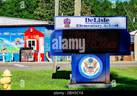 Un cartello elettronico annuncia la chiusura della Delisle Elementary School durante la pandemia COVID-19, 20 aprile 2020 a Delisle, Mississippi. Foto Stock