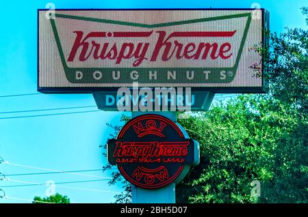 Il simbolo "Hot Now" di Krispy Kreme viene visualizzato il 21 aprile 2020 a Mobile, Alabama. Krispy Kreme è stata fondata nel 1937. Foto Stock