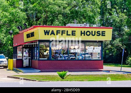 Segnali informare i clienti che la waffle House è aperta ma che accetta ordini da andare solo a causa di COVID-19, 21 aprile 2020, in Mobile, Alabama. Foto Stock