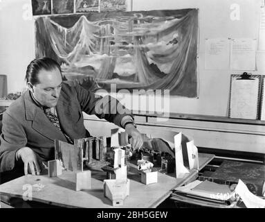 HEIN HECKROTH decor and Costume Designer con il suo Set Model for ''The Red Shoes'' Ballet in THE RED SHOES 1948 scritto e diretto da MICHAEL POWELL e EMERIC PRESSBURGER The Archers / Independent Producers / General Film Distributors (GFD) Foto Stock