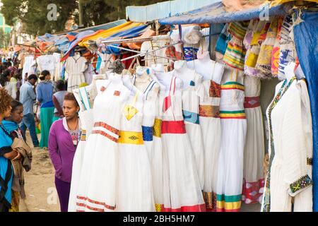 Persone che acquistano in un mercato di abbigliamento all'aperto che vendono abiti vicino ad Addis Abeba. In Etiopia, Africa. Foto Stock