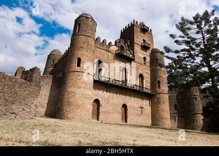 L'imponente facciata in pietra del castello che Fasilides costruito nel 17 ° secolo. A Gondar, Etiopia, Africa. Foto Stock