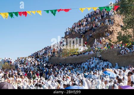 Le persone vestite con le loro finissime bendaggi bianche testimoniano una grande e Santa cerimonia Timkat in Axum.in Etiopia, Africa. Foto Stock