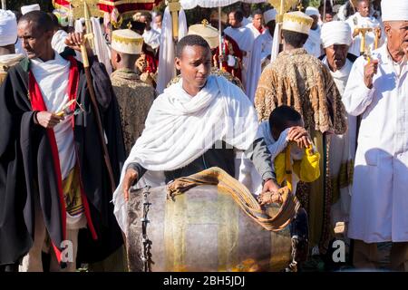 Un giovane è impegnato a battersi per una cerimonia Timkat ad Axum. In Etiopia, Africa. Foto Stock