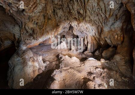 Grotta naturale vicino NISKA sull'isola di Cres (Croazia) Foto Stock