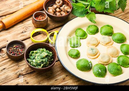 Ravioli fatti in casa dieta farciti con spinaci e nettle.gnocchi con ripieno di erbe. Foto Stock