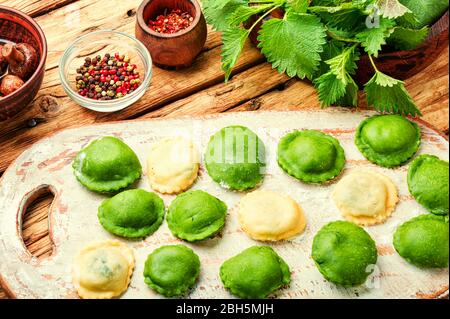 Ravioli fatti in casa dieta farciti con spinaci e nettle.gnocchi con ripieno di erbe. Foto Stock