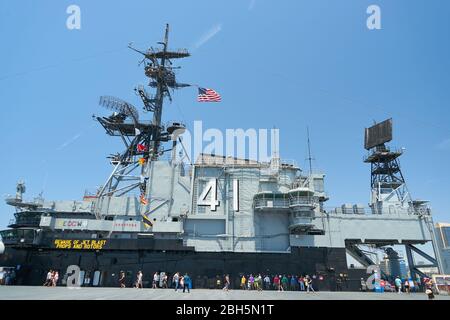 La storica corazzata portaerei e ora un museo, la USS Midway è ormeggiata nel centro di San Diego California ed è una popolare attrazione turistica. Foto Stock