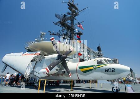 La storica corazzata portaerei e ora un museo, la USS Midway è ormeggiata nel centro di San Diego California ed è una popolare attrazione turistica. Foto Stock