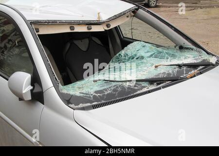 Parabrezza rotto. Una vettura d'argento rotta dopo un incidente sulla strada. Concetto di sicurezza dei trasporti. Foto Stock