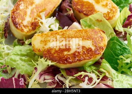 Macro cipro fritto halloumi con insalata sana. Lchf, pegan, fodmap, paleo, scd, keto Foto Stock