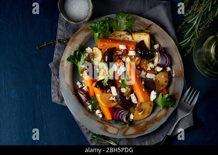 Insalata vegetariana feta, verdure arrosto al forno, dieta keto ketogenic dash Foto Stock