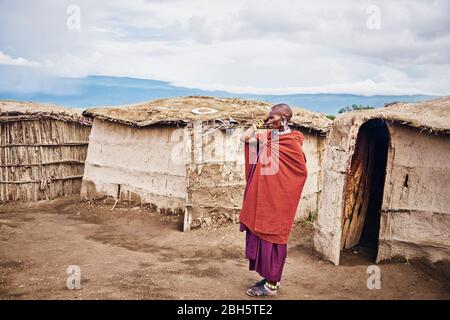 Masai uomo nel villaggio in Africa, Tanzania, Africa- 01 febbraio 2020 Foto Stock