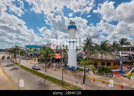 Cozumel, Messico - 24 aprile 2019: Bellissimo molo con faro bianco che attrae migliaia di turisti per visitare famosi negozi e ristoranti a Cozum Foto Stock