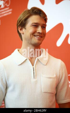 VENEZIA, ITALIA - 30 AGOSTO: Joe Alwyn partecipa alla "foto preferita" durante il 75° Festival del Cinema di Venezia il 30 agosto 2018 a Venezia Foto Stock