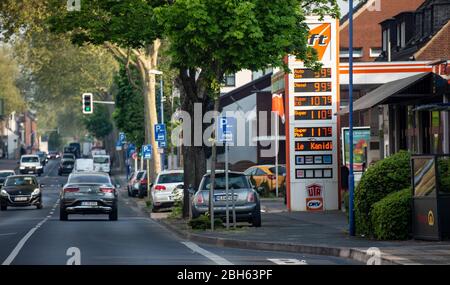 Tankstelle in Büderich mit sehr preiswertem Treibstoffangebot. Durch die Corona-Krise kostet ein litro Diesel aktuell nur 0,999 Euro. Foto Stock