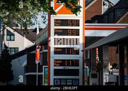 Tankstelle in Büderich mit sehr preiswertem Treibstoffangebot. Durch die Corona-Krise kostet ein litro Diesel aktuell nur 0,999 Euro. Foto Stock