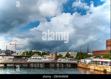 Oslo, Norvegia, 27 luglio 2013: Porto, la zona portuale di Oslo con barche a vela d'epoca in una giornata nuvolosa. Editoriale. Foto Stock