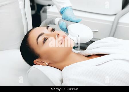 Tecnologia di ringiovanimento ELOS per la rimozione di macchie marroni. Procedura di ringiovanimento della pelle Foto Stock