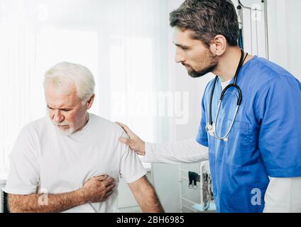 Paziente anziano affetto da infarto. cure mediche per pazienti con dolore al cuore Foto Stock