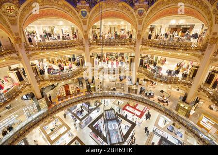 PARIGI - 6 NOVEMBRE 2019: Galeries Lafayette interni a Parigi, vista panoramica con antichi portici Foto Stock