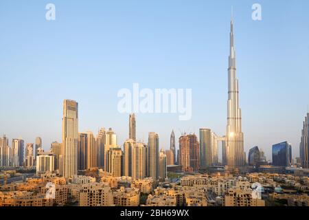 DUBAI, EMIRATI ARABI UNITI - 19 NOVEMBRE 2019: Il grattacielo Burj Khalifa e la vista della città di Dubai in una mattinata soleggiata Foto Stock