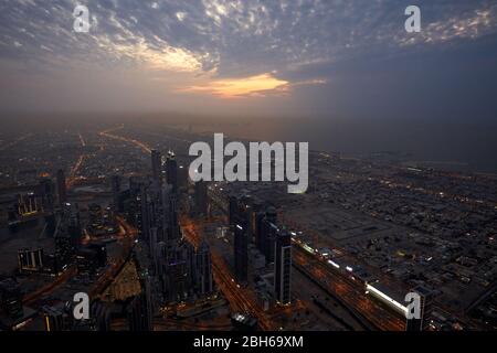 DUBAI, EMIRATI ARABI UNITI - 19 NOVEMBRE 2019: Dubai illuminata città vista ad alta angolazione con grattacieli al tramonto da Burj Khalifa Foto Stock