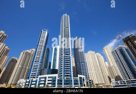 Dubai Marina nuovi grattacieli in costruzione in una giornata di sole, cielo azzurro a Dubai Foto Stock