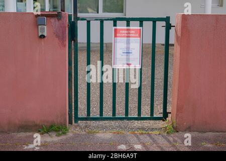 Bordeaux , Aquitaine / Francia - 04 16 2020 : scuola di città chiusa per coronavirus pandemico governo francese panel Foto Stock