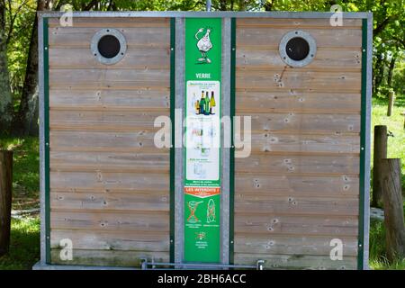 Bordeaux , Aquitaine / Francia - 04 16 2020 : riciclaggio città di legno contenitori bottiglie di vetro in strada città Foto Stock