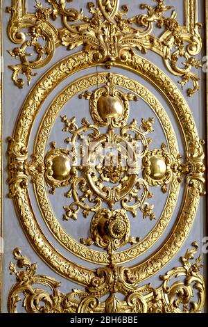 Dettaglio alla porta della Cappella reale - Chapelle Royale, Chateau de Versailles (Reggia di Versailles), un sito patrimonio dell'umanità dell'UNESCO, Francia Foto Stock