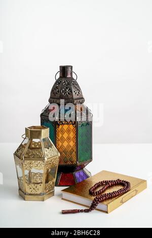 Lanterna a candela araba con sfondo sacro di quran, Ramadan kareem Foto Stock