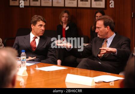 Giugno 2004: Durante la missione commerciale del Texas a Città del Messico, Texas Gov. Rick Perry (a sinistra) ascolta l'ambasciatore degli Stati Uniti in Messico Tony Garza. ©Bob Daemmrich Foto Stock