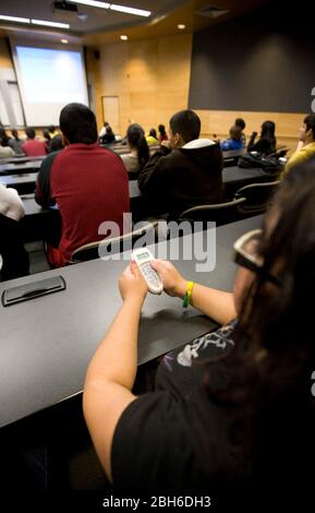 Laredo, Texas USA, 20 febbraio 2009: Studenti che utilizzano un dispositivo di polling in classe (noto anche come dispositivo di risposta del pubblico) presso la classe di storia del college junior della Texas A&M International University per aiutare gli insegnanti a verificare la conoscenza del materiale da parte degli studenti. ©Bob Daemmrich Foto Stock