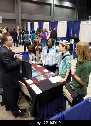 Austin, Texas USA, 7 aprile 2009: Gli studenti delle scuole superiori del Texas centrale, diretti all'università, acquistano per l'istruzione superiore con centinaia di scelte in una fiera universitaria di un giorno. La primavera è il momento tradizionale per i giovani delle scuole superiori di iniziare a restringere le scelte del college e organizzare visite al campus. ©Bob Daemmrich Foto Stock