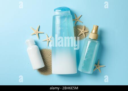 Composizione dell'igiene personale con bottiglie di cosmetici su fondo blu Foto Stock